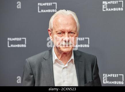 Amburgo, Germania. 30 settembre 2020. Wolfang Sielaff, testimone contemporaneo, arriva alla prima del film televisivo 'il Segreto del Totenwald' al Filmfest Hamburg Credit: Georg Wendt/dpa/Alamy Live News Foto Stock
