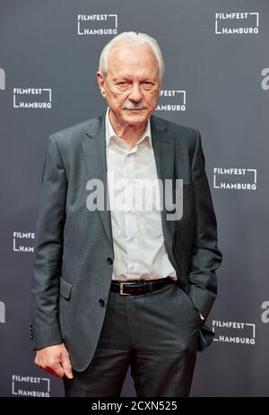 Amburgo, Germania. 30 settembre 2020. Wolfang Sielaff, testimone contemporaneo, arriva alla prima del film televisivo 'il Segreto del Totenwald' al Filmfest Hamburg Credit: Georg Wendt/dpa/Alamy Live News Foto Stock