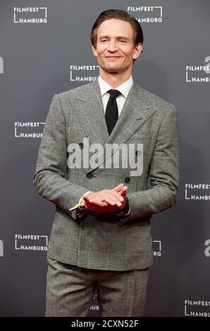 Amburgo, Germania. 30 settembre 2020. August Wittgenstein, attore, arriva alla prima del film televisivo 'il segreto della Foresta morta' al Festival del Cinema di Amburgo. Credit: Georg Wendt/dpa/Alamy Live News Foto Stock