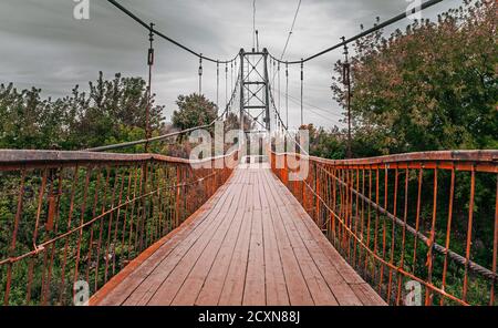 Vecchio ponte di sospensione di ferro su una colomba. Ponte pedonale a Kungur, Perm Krai, Russia Foto Stock