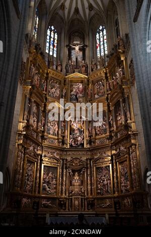 Cattedrale di Astorga vista interna dell'altare e retablo sindaco, esempio di architettura gotica medievale e scultura Foto Stock