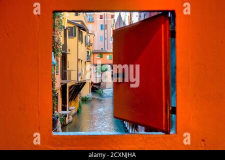 Finestrella di Via Piella si affaccia sul canale delle Moline, Bologna, Italia Foto Stock