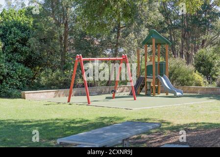 Un piccolo parco completo di altalene per bambini e area giochi nel sobborgo di Sydney ad Annandale, nuovo Galles del Sud, Australia Foto Stock