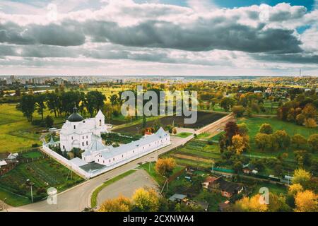Mahiliou, Bielorussia. Il paesaggio urbano di Mogilev con il famoso monumento a San Nicola Monastero. Vista aerea dello skyline in autunno. Vista dall'alto Foto Stock