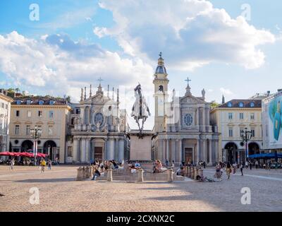 La Chiesa di Santa Cristina (a sinistra), la Chiesa di San Carlo (a destra) e il monumento equestre di Emmanuel Philibert in Piazza San Carlo - Torino, Italia Foto Stock