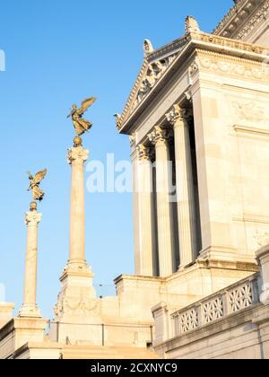 Il Monumento Nazionale Vittorio Emanuele II, o Vittoriano, è il monumento nazionale dell'altare della Patria costruito in onore di Vittorio Emanuele II, il primo re di un'Italia unificata - Roma, Italia. Foto Stock