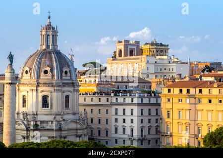 La colonna di Traiano, la Chiesa del Santo Nome di Maria al Foro di Traiano e la collina di Quirinall sullo sfondo - Roma, Italia Foto Stock