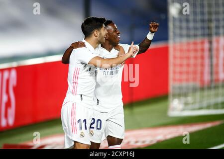 Vinicius Junior del Real Madrid celebra un gol con Marco Asensio durante il campionato spagnolo la Liga partita di calcio tra Real Madrid e Rea Foto Stock