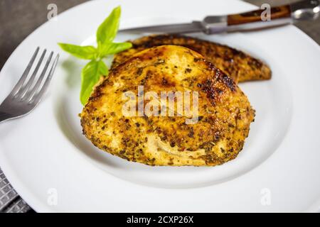 cotoletta di pollo grigliata su un piatto Foto Stock