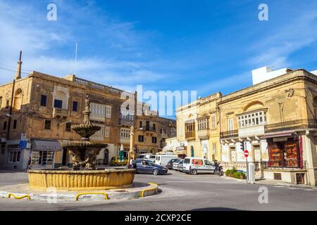 Piazza medievale di San Francesco e strade con fontana nella città di Victoria Rabat - Gozo isola, Malta Foto Stock