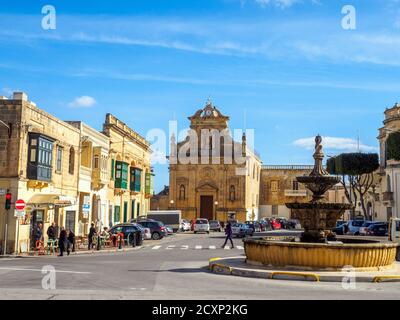 Piazza medievale di San Francesco e strade con fontana nella città di Victoria Rabat - Gozo isola, Malta Foto Stock