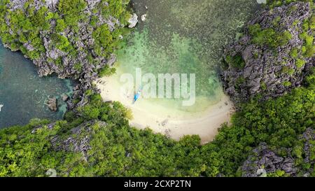 Isole tropicali e mare blu, vista aerea. Isole Kagbalinad, Filippine. Isole rocciose con alberi. Concetto di vacanza estiva e di viaggio. Isola rocciosa con foresta pluviale Foto Stock