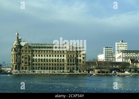 Edificio principale della stazione ferroviaria di Haydarpasa Gari a Kadikoy con la sua tipica architettura tedesca. La stazione ferroviaria di Haydarpasa era la principale ferrovia asiatica Foto Stock