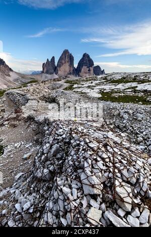 La roccaforte 'demiana' della Grande Guerra. Sullo sfondo le tre Cime di Lavaredo. Dolomiti di Sesto, provincia di Bolzano, Trentino Alto Adige, Italia. Foto Stock