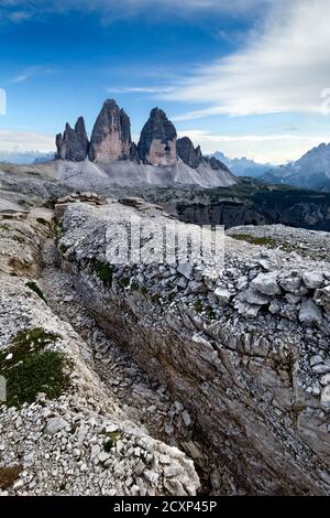 La roccaforte 'demiana' della Grande Guerra. Sullo sfondo le tre Cime di Lavaredo. Dolomiti di Sesto, provincia di Bolzano, Trentino Alto Adige, Italia. Foto Stock