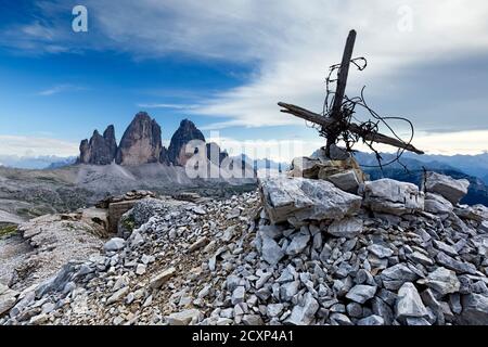La roccaforte 'demiana' della Grande Guerra. Sullo sfondo le tre Cime di Lavaredo. Dolomiti di Sesto, provincia di Bolzano, Trentino Alto Adige, Italia. Foto Stock
