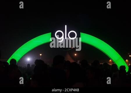 BELGRADO, SERBIA - 17 AGOSTO 2019: Logo Glo di fronte ad un rivenditore locale di notte in Serbia. Glo, che fa il beloning al tabacco americano britannico è un'h del tabacco Foto Stock