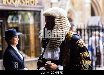 I membri della magistratura frequentano il servizio Lord Chancellor’s Breakfast di Westminster. 01 ottobre 1990. Foto: Neil Turner Foto Stock