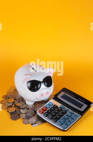 conservazione del capitale in una crisi economica calcolatrice monete di fondo giallo Foto Stock