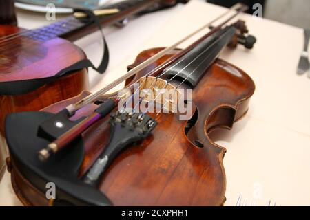 Primo piano macro di un violino sul tavolo Foto Stock