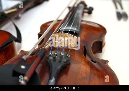 Primo piano macro di un violino sul tavolo Foto Stock