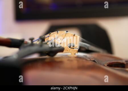 Primo piano macro di un violino sul tavolo Foto Stock