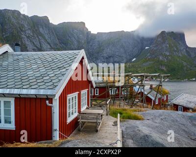 Reine, Norvegia - Agosto 2019: Vista sulla casa tradizionale chiamato rorbu. Rorbu è un tipo norvegese di casa stagionale utilizzato dai pescatori, normalmente situato in Foto Stock