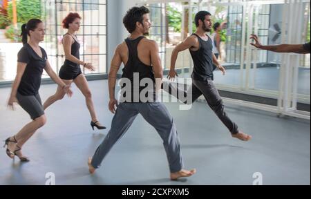 Danabierta Dance Troupe, L Avana, 20 Nov 2017 - Danza le prassi aziendali la loro ultima routine di prestazioni Foto Stock