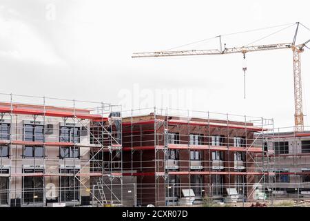 01 ottobre 2020, Renania Settentrionale-Vestfalia, Hürth: Häsuer si trova su un cantiere alla periferia di Colonia, a Hürth Efferen, dove vengono costruite case a schiera, case semi-indipendenti, case singole e appartamenti. Foto: Rolf Vennenbernd/dpa Foto Stock