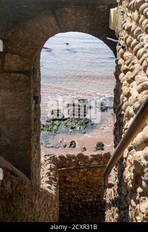 Vista sulla spiaggia e i gradini che conducono ai Connaught Gardens di Sidmouth, Devon, Regno Unito. Foto Stock