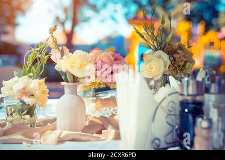 Colorato tavolo per matrimoni con decorazioni floreali Foto Stock