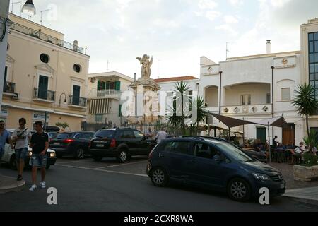 Piazza dei Caduti, Pisticci, provincia di Matera, Basilicata, Italia Foto Stock