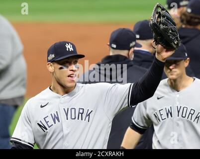 Cleveland, Stati Uniti. 30 settembre 2020. . New York Yankees Aaron Judge (99) alza il guanto ai membri della squadra nei supporti dopo che gli Yankees hanno fatto la carta selvaggia di al sconfiggendo gli Indiani di Cleveland al campo progressivo a Cleveland, Ohio mercoledì 30 settembre 2020. Foto di Aaron Josefczyk/UPI Credit: UPI/Alamy Live News Foto Stock