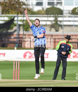 Hove UK 1 ottobre 2020 - Ollie Robinson of Sussex Sharks celebra come prende il primo wicket di Liam Livingstone di Lancashire Lightning per 16 corse nella partita finale di cricket del quartiere Vitality Blast T20 tra Sussex Sharks e Lancashire Lightning che si svolge a porte chiuse al 1° Central County Ground a Hove : Credit Simon Dack / Alamy Live News Foto Stock