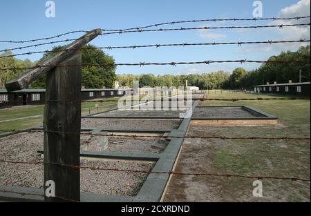 Sztutowo, Polonia. 1 ottobre 2020. Una vista dell'ex campo di sterminio tedesco Stutthof: Recinzione in filo spinato e caserme. Il Museo Stutthof di Sztutowo. Konzentrationslager Stutthof - ex campo di concentramento nazista tedesco istituito nelle aree annesse della Città libera di Danzica, a 36 km da Danzica. Ha funzionato durante la seconda guerra mondiale, dal 2 settembre 1939 al 9 maggio 1945. Credit: Damian Klamka/ZUMA Wire/Alamy Live News Foto Stock