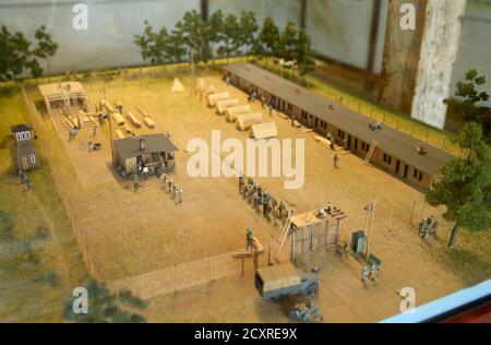 Sztutowo, Polonia. 1 ottobre 2020. Una vista dell'ex campo di sterminio tedesco Stutthof: mostra museo, campo mockup. Il Museo Stutthof di Sztutowo. Konzentrationslager Stutthof - ex campo di concentramento nazista tedesco istituito nelle aree annesse della Città libera di Danzica, a 36 km da Danzica. Ha funzionato durante la seconda guerra mondiale, dal 2 settembre 1939 al 9 maggio 1945. Credit: Damian Klamka/ZUMA Wire/Alamy Live News Foto Stock