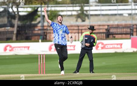 Hove UK 1 ottobre 2020 - Ollie Robinson of Sussex Sharks celebra come prende il primo wicket di Liam Livingstone di Lancashire Lightning per 16 corse nella partita finale di cricket del quartiere Vitality Blast T20 tra Sussex Sharks e Lancashire Lightning che si svolge a porte chiuse al 1° Central County Ground a Hove : Credit Simon Dack / Alamy Live News Foto Stock