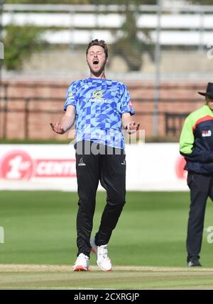 Hove UK 1 ottobre 2020 - Ollie Robinson of Sussex Sharks celebra come prende il primo wicket di Liam Livingstone di Lancashire Lightning per 16 corse nella partita finale di cricket del quartiere Vitality Blast T20 tra Sussex Sharks e Lancashire Lightning che si svolge a porte chiuse al 1° Central County Ground a Hove : Credit Simon Dack / Alamy Live News Foto Stock