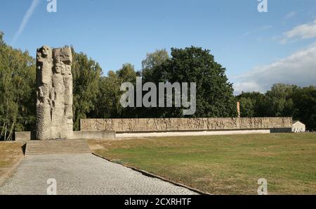 Sztutowo, Polonia. 1 ottobre 2020. Una vista dell'ex campo di sterminio tedesco Stutthof: Monumento. Il Museo Stutthof di Sztutowo. Konzentrationslager Stutthof - ex campo di concentramento nazista tedesco istituito nelle aree annesse della Città libera di Danzica, a 36 km da Danzica. Ha funzionato durante la seconda guerra mondiale, dal 2 settembre 1939 al 9 maggio 1945. Credit: Damian Klamka/ZUMA Wire/Alamy Live News Foto Stock