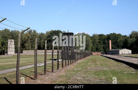 Sztutowo, Polonia. 1 ottobre 2020. Una vista dell'ex campo di sterminio tedesco Stutthof: Crematorio e monumento. Il Museo Stutthof di Sztutowo. Konzentrationslager Stutthof - ex campo di concentramento nazista tedesco istituito nelle aree annesse della Città libera di Danzica, a 36 km da Danzica. Ha funzionato durante la seconda guerra mondiale, dal 2 settembre 1939 al 9 maggio 1945. Credit: Damian Klamka/ZUMA Wire/Alamy Live News Foto Stock