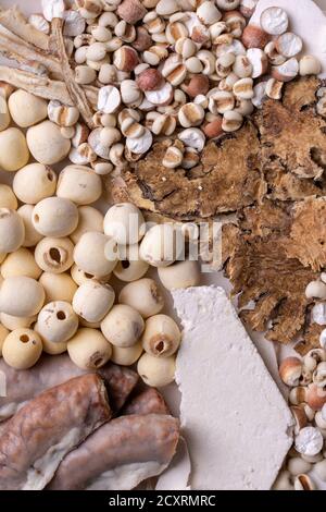 Ingredienti di quattro zuppa di Tonica, quattro zuppa di sapore di erbe. Cibo tradizionale taiwanese con lacrime di Giobbe, erbe, intestini di maiale. Foto Stock