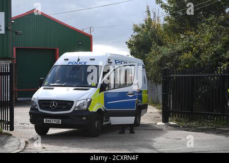 Un veicolo di polizia che blocca un ingresso alla zona industriale di Albion Works a Brierley Hill, West Midlands, nella zona in cui due uomini sono stati trovati uccisi in un'auto il mercoledì pomeriggio. Foto Stock