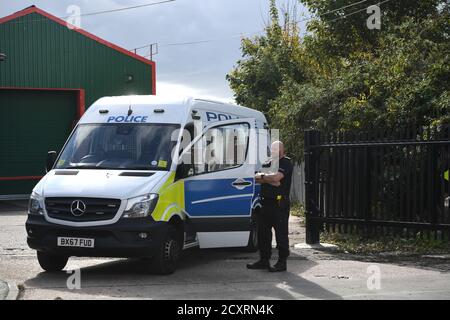 Un veicolo di polizia che blocca un ingresso alla zona industriale di Albion Works a Brierley Hill, West Midlands, nella zona in cui due uomini sono stati trovati uccisi in un'auto il mercoledì pomeriggio. Foto Stock