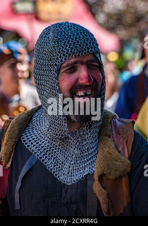 Penedono , Portogallo - Luglio 1, 2017 - uomo indossa mail a catena e manca il suo dente anteriore nella annuale Fiera medievale Foto Stock