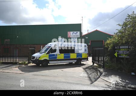 Un veicolo di polizia che blocca un ingresso alla zona industriale di Albion Works a Brierley Hill, West Midlands, nella zona in cui due uomini sono stati trovati uccisi in un'auto il mercoledì pomeriggio. Foto Stock