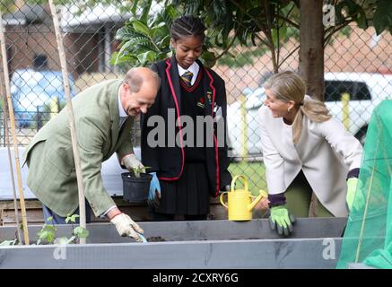 Il conte e la contessa di Wessex durante una visita alla Vauxhall City Farm a Londra, per vedere il coinvolgimento della comunità agricola e i programmi di istruzione in azione, come la fattoria segna l'inizio del mese della storia Nera. Foto Stock