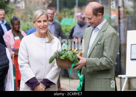 Il conte e la contessa di Wessex con un regalo durante una visita alla Vauxhall City Farm a Londra, per vedere il coinvolgimento della comunità agricola e i programmi di istruzione in azione, come la fattoria segna l'inizio del mese della storia Nera. Foto Stock