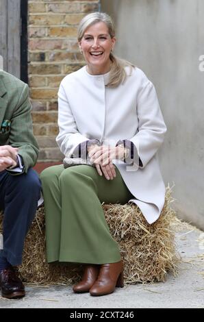 La Contessa di Wessex durante una visita alla Vauxhall City Farm a Londra, per vedere l'impegno della comunità agricola e i programmi di istruzione in azione, come la fattoria segna l'inizio del mese della storia Nera. Foto Stock