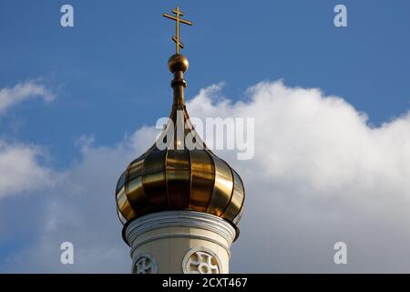 Chiesa ortodossa su uno sfondo di cielo blu con nuvole Foto Stock