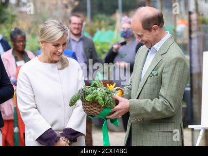 Il conte e la contessa di Wessex con un regalo durante una visita alla Vauxhall City Farm a Londra, per vedere il coinvolgimento della comunità agricola e i programmi di istruzione in azione, come la fattoria segna l'inizio del mese della storia Nera. Foto Stock